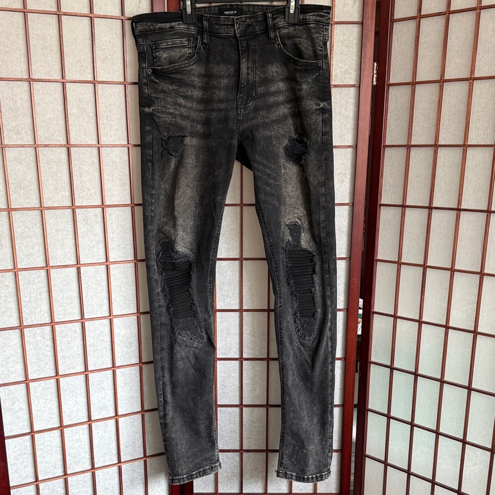 Forever 21 Black Distressed Jeans Size 32